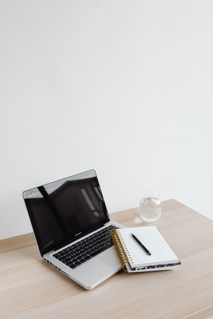 kaboompics laptop compter desk glass of water macbook notebook pen 25496